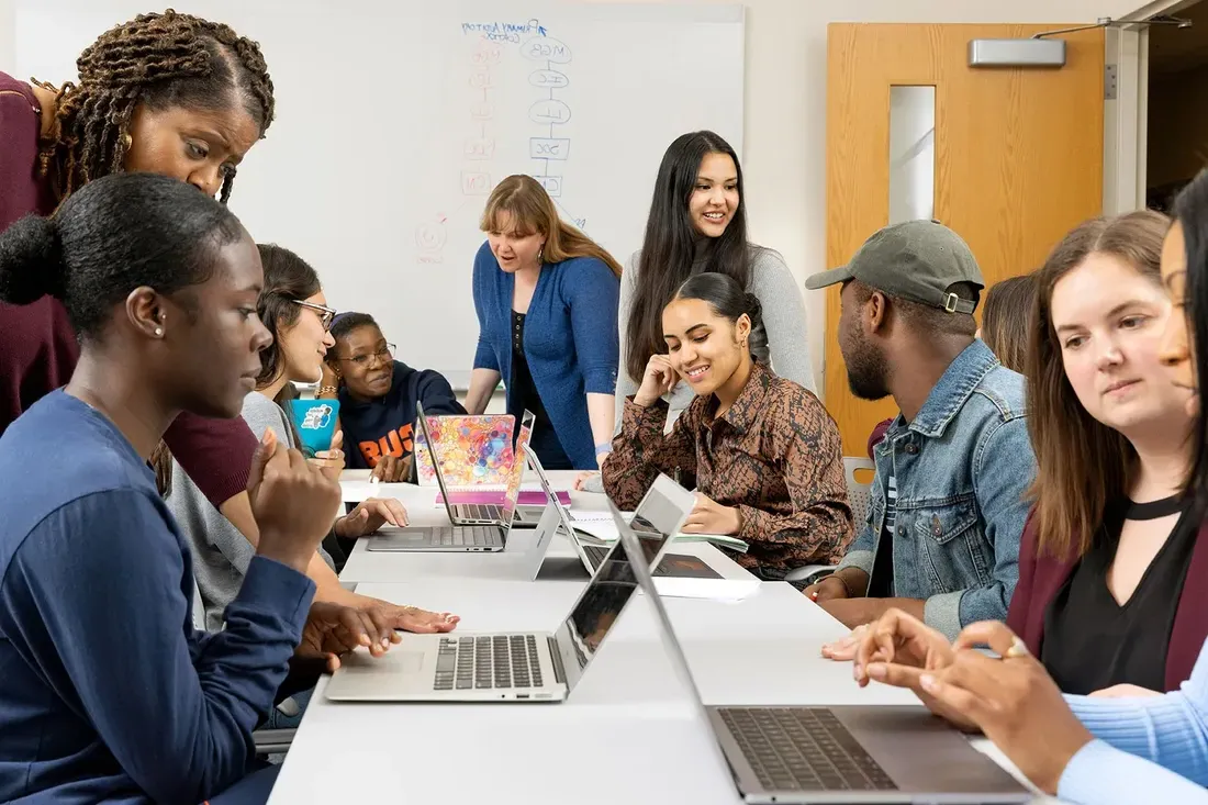 Group of students collaborating together in class.